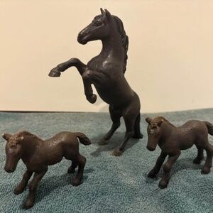 Schleich Rearing Mustang with Foals